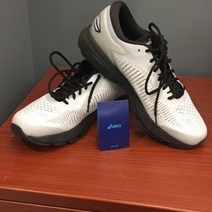 Men’s Size 11 Asics Running Shoe ( Gel-Kayano 25)